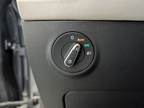 Used 2025 Volkswagen Taos SE image 19