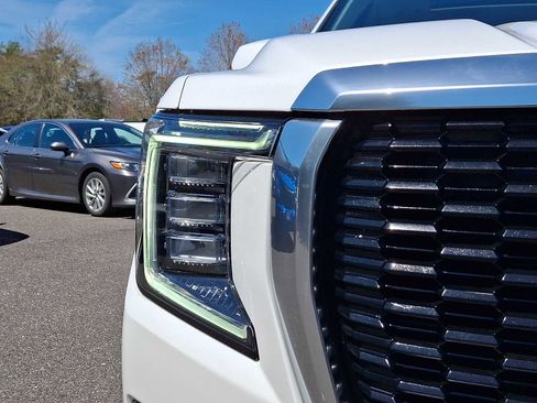 Used 2022 GMC Yukon Denali w/ Denali Premium Package AWD/4WD image 10