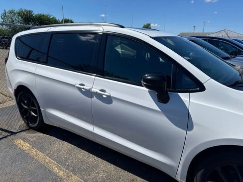 Used 2025 Chrysler Pacifica Limited FWD image 27