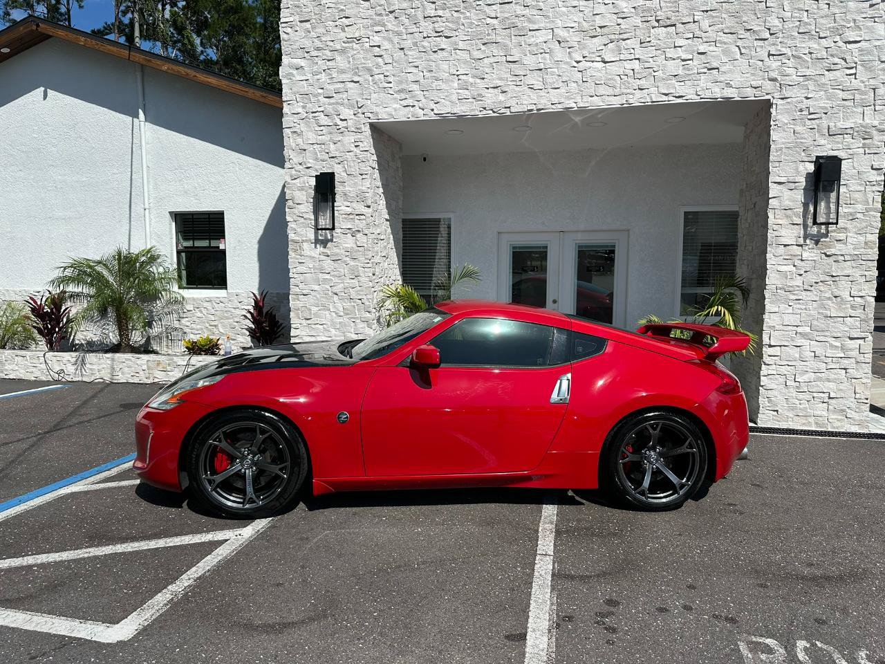 Used 2014 Nissan 370Z Coupe RWD image 2