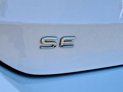 Certified 2025 Volkswagen Taos SE w/ Panoramic Sunroof Package FWD image 30