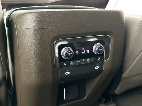 Used 2024 GMC Yukon SLT w/ SLT Luxury Package image 26