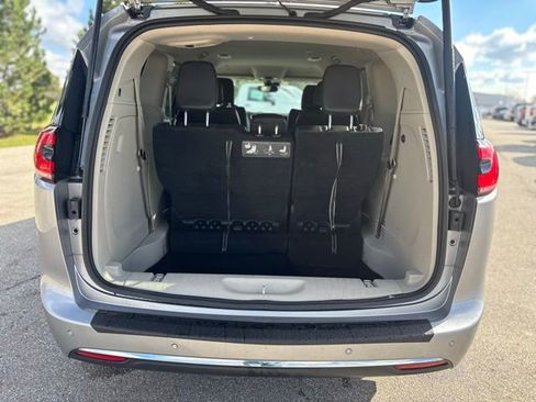 Used 2021 Chrysler Pacifica Touring-L image 29
