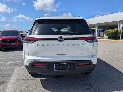 Used 2024 Nissan Pathfinder SV image 4