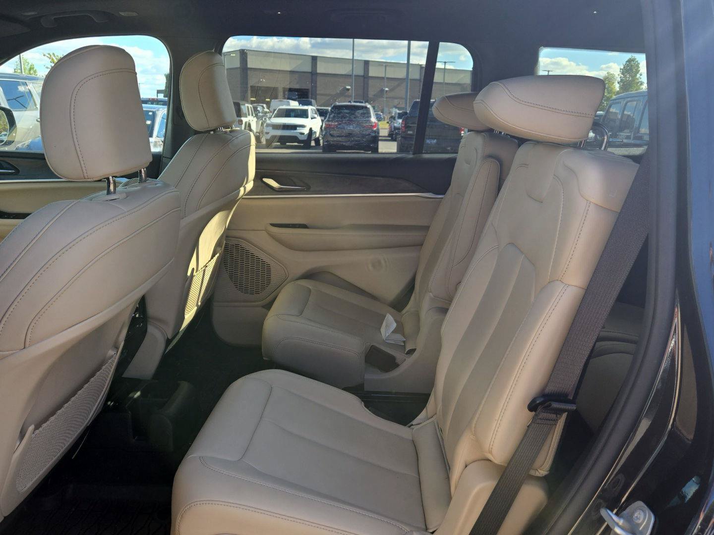 Used 2024 Jeep Grand Cherokee L Limited AWD/4WD image 15