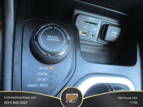 Used 2018 Jeep Cherokee Latitude Plus w/ Cold Weather Group AWD/4WD image 10