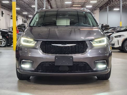 Used 2022 Chrysler Pacifica Touring-L w/ Uconnect Theater Family Group AWD/4WD image 2