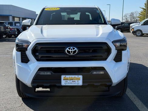 Used 2025 Toyota Tacoma SR5 image 9