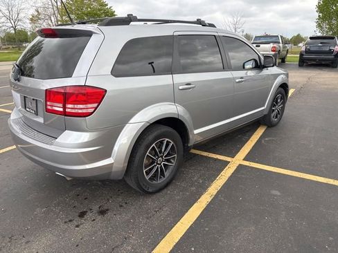 Used 2018 Dodge Journey SE w/ Blacktop Package FWD image 3