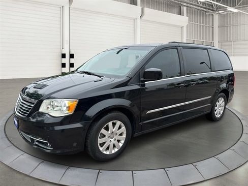 Used 2014 Chrysler Town & Country Touring FWD image 9