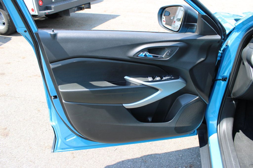 Certified 2025 Chevrolet Trax LS FWD image 9