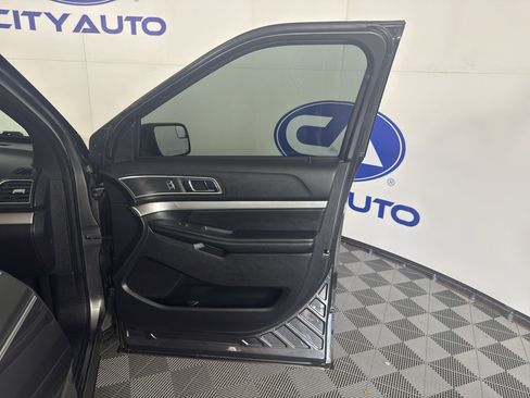 Used 2017 Ford Explorer XLT w/ Equipment Group 202A FWD image 41