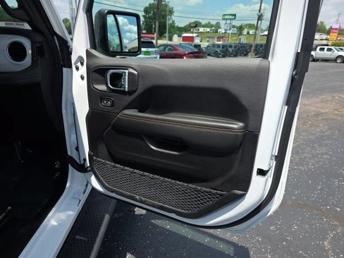 Used 2025 Jeep Wrangler Unlimited Sahara AWD/4WD image 39