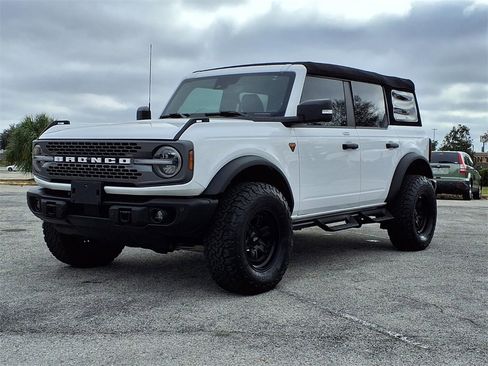 Used 2023 Ford Bronco Badlands image 3