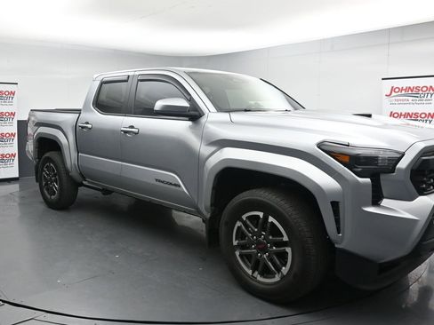 Used 2025 Toyota Tacoma TRD Sport AWD/4WD image 2