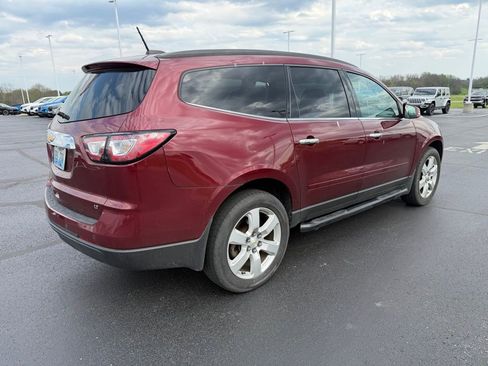 Used 2017 Chevrolet Traverse LT w/ Style and Technology Package image 3