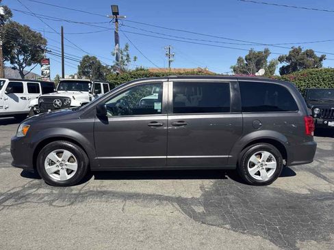 Used 2017 Dodge Grand Caravan w/ SE Plus Package FWD image 4