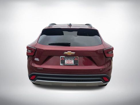 Used 2025 Chevrolet Trax LT w/ LT Convenience Package FWD image 4