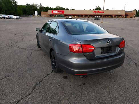 Used 2011 Volkswagen Jetta SE FWD image 6