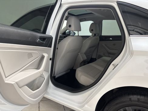 Used 2024 Volkswagen Jetta SE w/ Panoramic Sunroof Package image 25