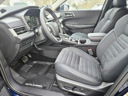 New 2025 Mitsubishi Outlander SE image 17