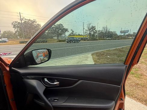 Used 2018 Nissan Rogue SV image 11