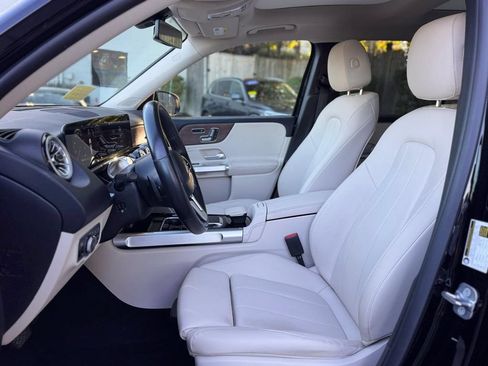 Used 2023 Mercedes-Benz GLB 250 4MATIC w/ Premium Package image 18