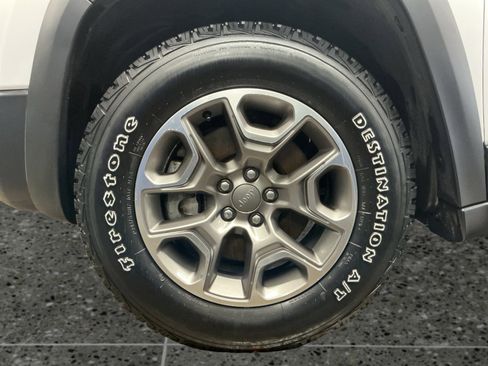 Used 2020 Jeep Cherokee Trailhawk AWD/4WD image 14