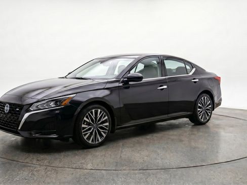 Used 2025 Nissan Altima 2.5 SV FWD image 3
