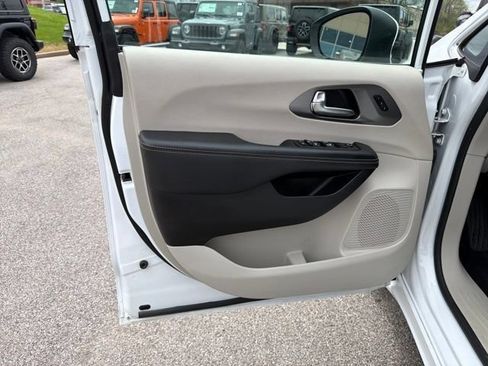 Used 2023 Chrysler Pacifica Touring-L FWD image 23