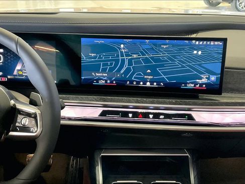 Used 2025 BMW 750e xDrive w/ Premium Package image 6