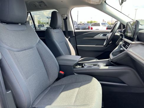 Used 2025 Ford Explorer Active AWD/4WD image 27