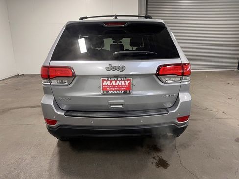 Used 2020 Jeep Grand Cherokee Laredo image 4