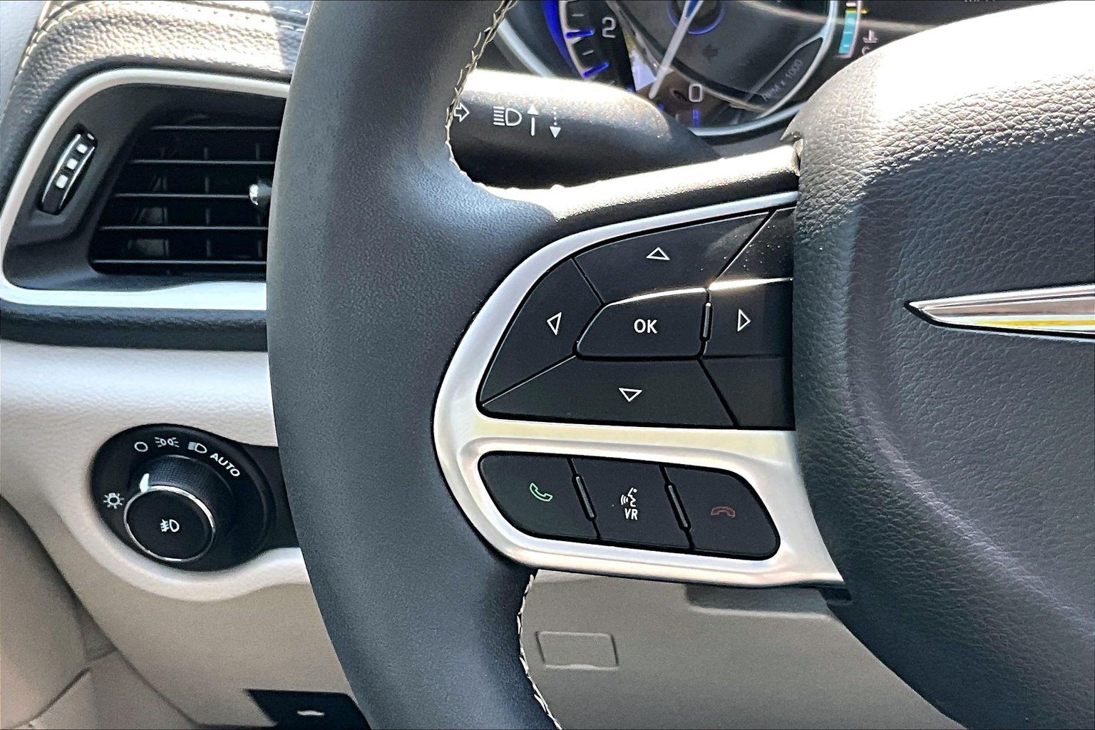 Used 2023 Chrysler Pacifica Touring-L AWD/4WD image 20