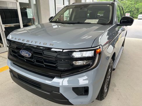 Certified 2025 Ford Expedition Active RWD image 1