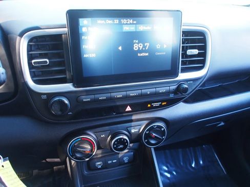 Used 2025 Hyundai Venue SE image 24