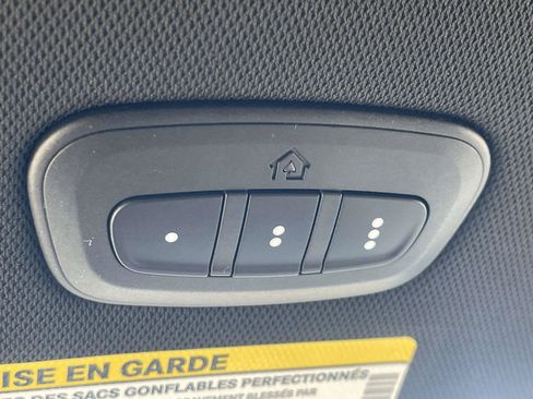 Used 2025 Chrysler Pacifica Limited FWD image 35
