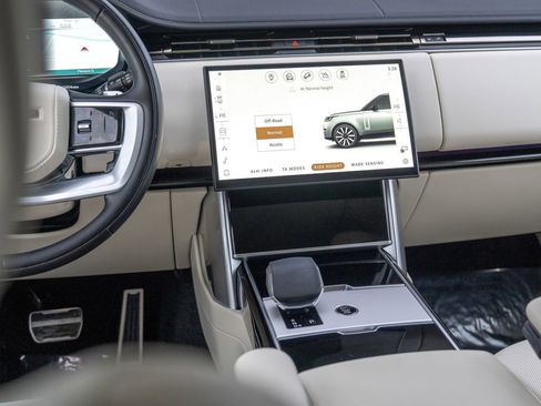 Used 2025 Land Rover Range Rover SE image 21