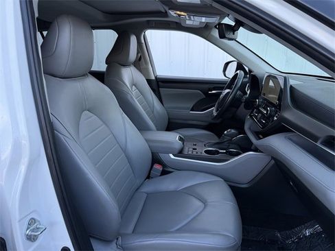 Used 2023 Toyota Highlander XLE image 32