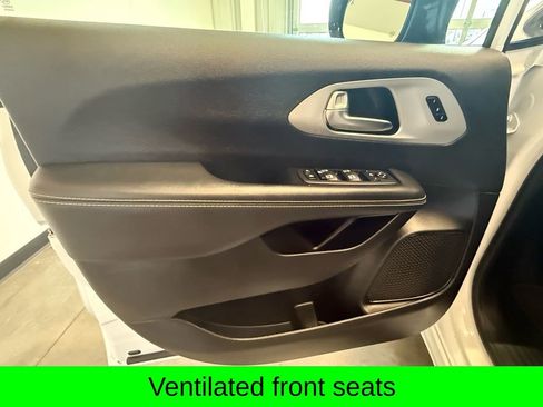 Used 2025 Chrysler Pacifica Limited image 19