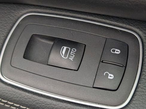 Used 2019 RAM 1500 Laramie image 36