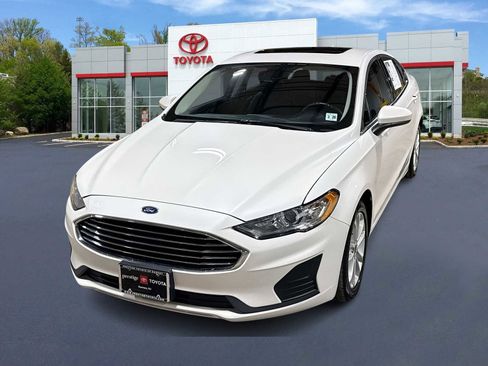 Used 2020 Ford Fusion SE image 1