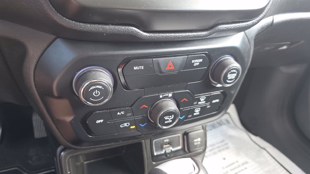 Used 2020 Jeep Renegade Latitude w/ Cold Weather Group FWD image 19