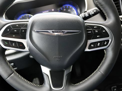 Used 2025 Chrysler Pacifica Select FWD image 23