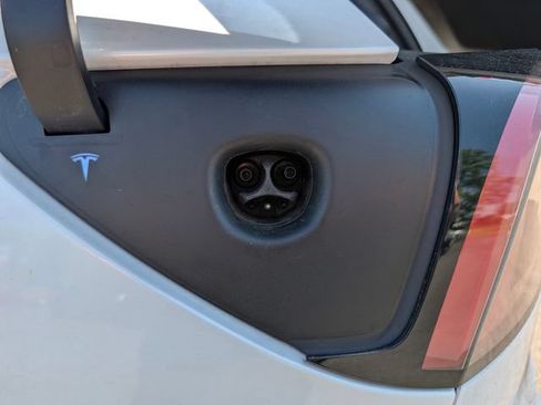 Used 2023 Tesla Model Y Long Range AWD/4WD image 12