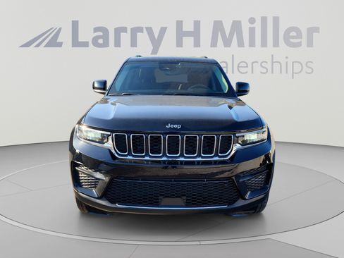 Used 2023 Jeep Grand Cherokee Laredo w/ Luxury Tech Group I RWD image 8