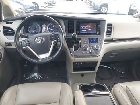 Used 2019 Toyota Sienna XLE image 10
