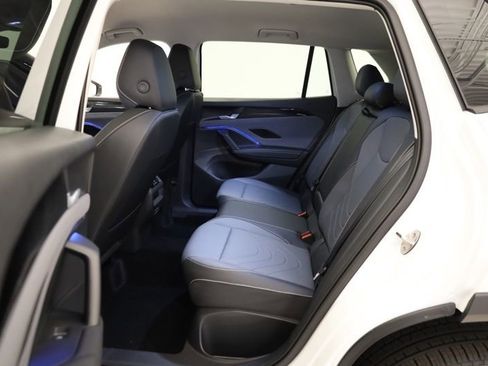 New 2026 Volkswagen Tiguan SE image 32