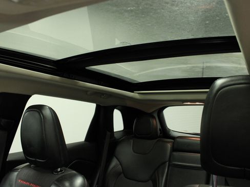 Used 2018 Jeep Cherokee Trailhawk w/ Comfort/Convenience Group image 10