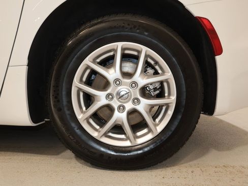 Used 2024 Chrysler Pacifica Touring-L image 29